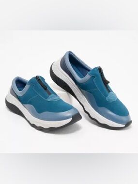 Clarks Jaunt Way Casual Slipon Sneaker Shoes in Blue Suede, size 8W